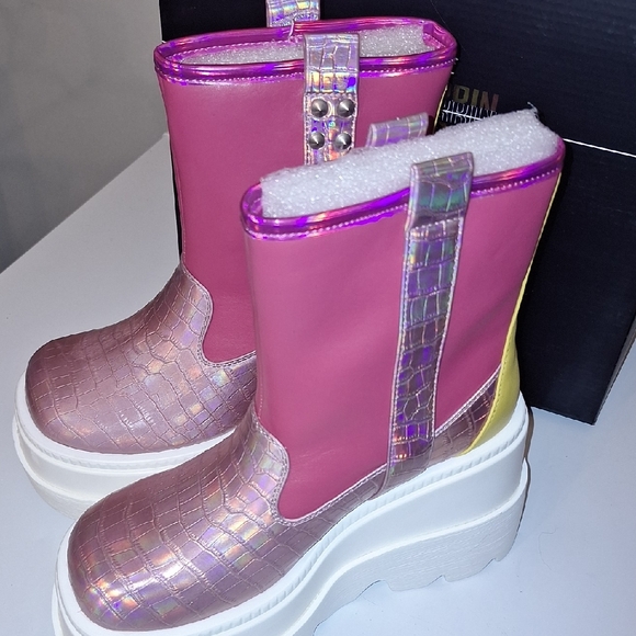 Cape Robbin Iridescent Rose Platform Chelsea Boots - Picture 5 of 5